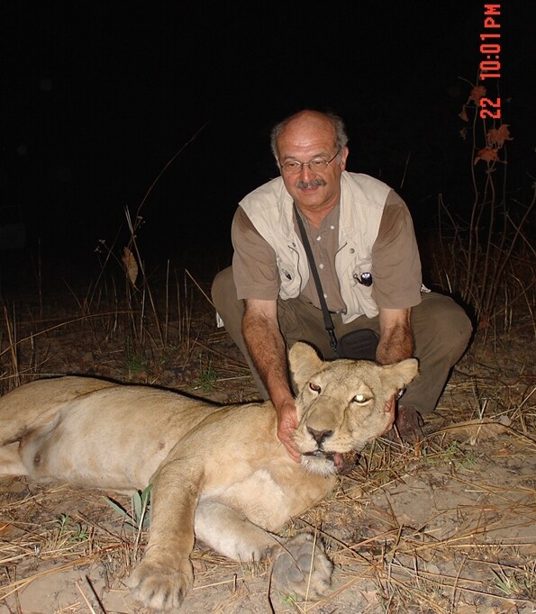 Hans de Iongh met leeuw
